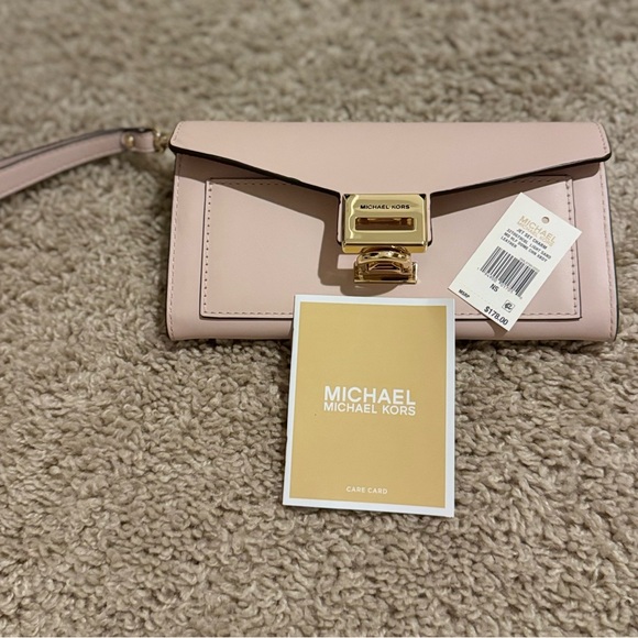 🩷 MICHAEL KORS 🩷 Blush Pink Clutch with Gold Accents - Picture 2 of 4